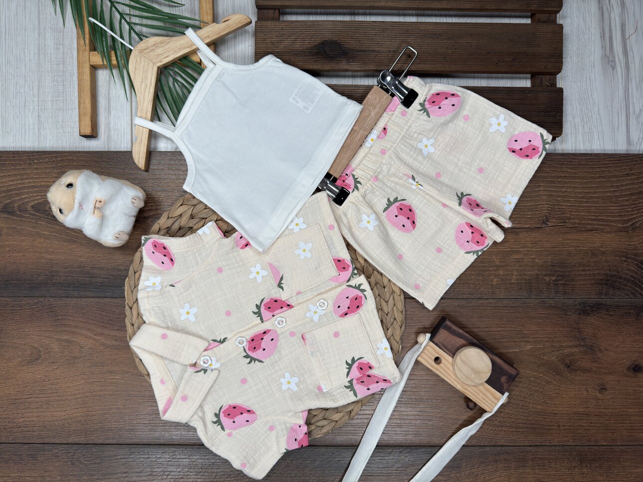 Pamuklu Çilek Desenli Müslin 3lü Kız Bebek  Şortlu Takım