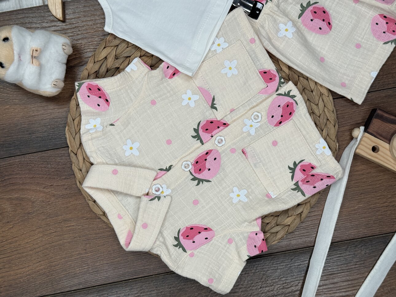 Pamuklu Çilek Desenli Müslin 3lü Kız Bebek  Şortlu Takım