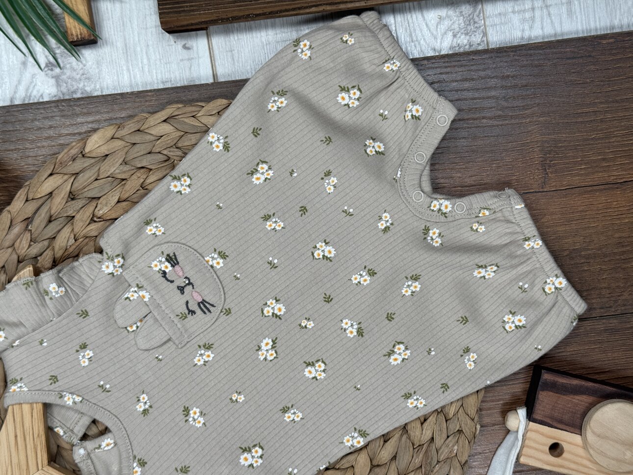 Organik Pamuklu Çiçek Desenli Kedi Kulak Detaylı Kız Bebek Tulum