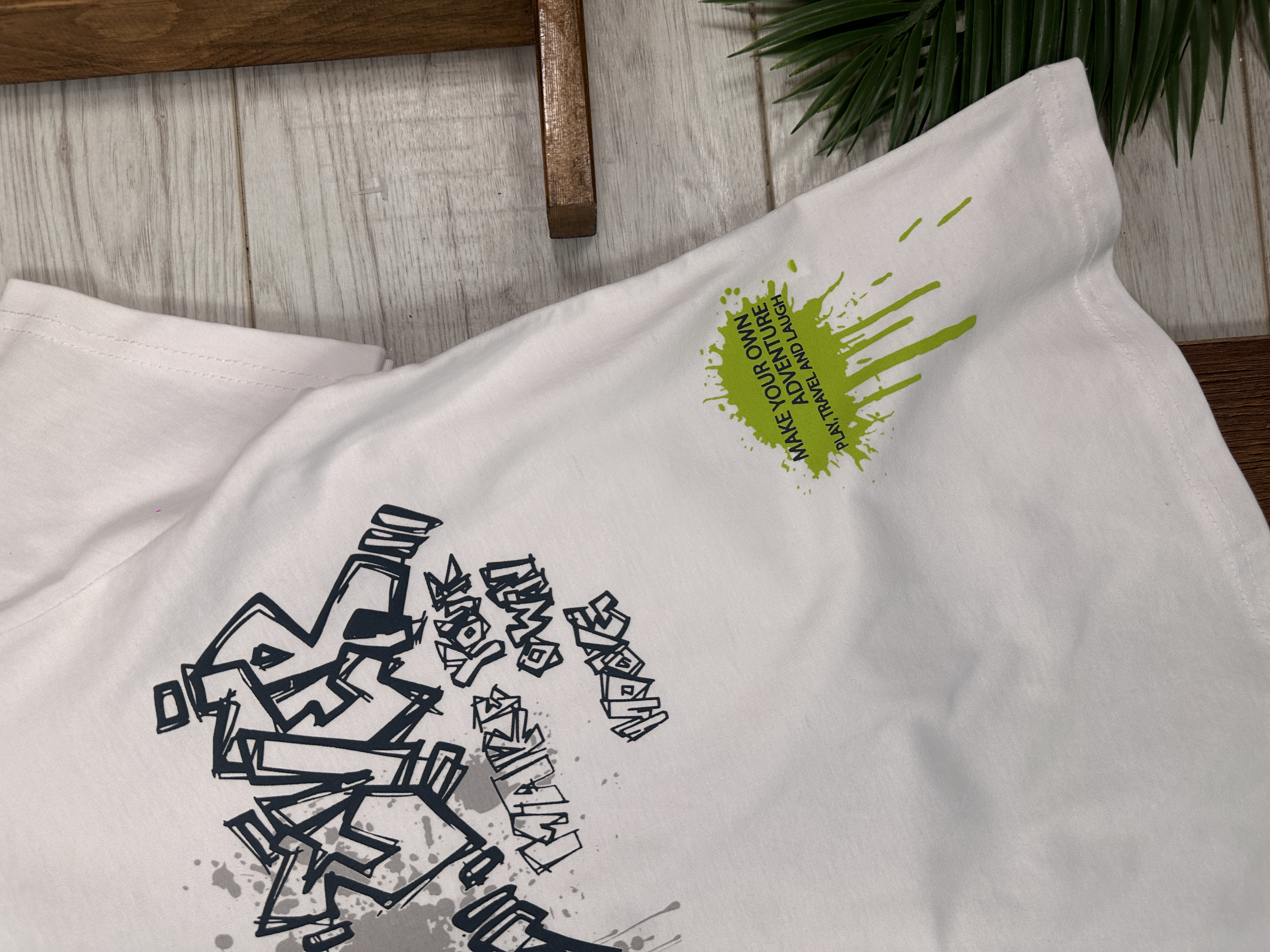 ERKEK ÇOCUK PAMUKLU GRAFFİTİ DETAYLI YUVARLAK, BİSİKLET YAKALI BEYAZ T-SHIRT